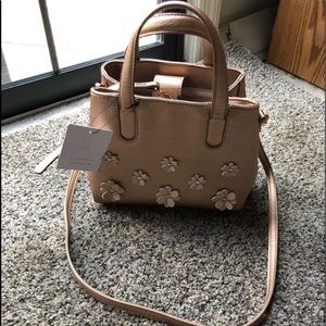 Super cute gold toned purse with accent flowers